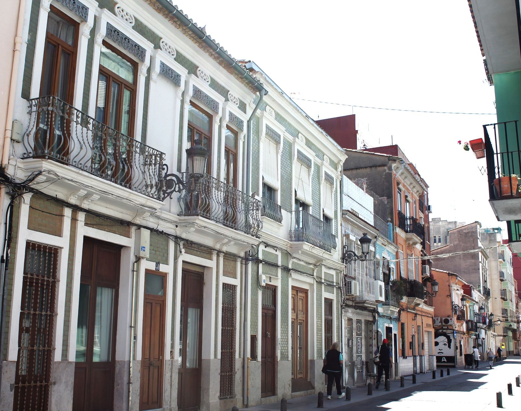 Calle de El Cabanyal con fachadas de azulejos y balcones de forja